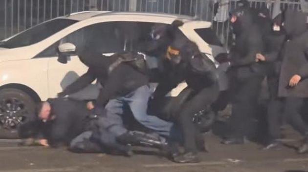 Corteo Torino per Askatasuna, dimesso l'agente picchiato, prognosi di 20 giorni, arrestato aggressore 22enne Angelo Simionato