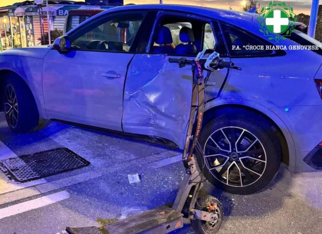 Genova, scontro tra un monopattino e un suv sul lungomare, due ragazzi di 19 anni finiscono all'ospedale, indenne una bambina