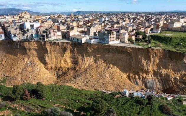 Frana a Niscemi ancora in movimento, procuratore Vella: "Valuteremo se ci sono state condotte omissive, l&rsquo;inchiesta partir&agrave; dal 1997"