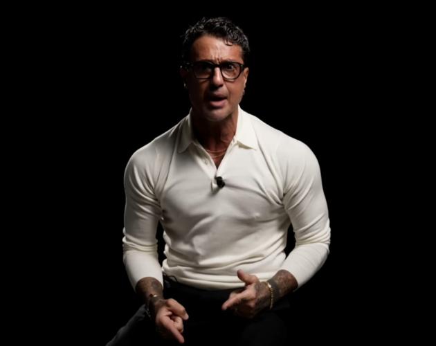 Fabrizio Corona, rimossi i profili social personali e di Falsissimo "dopo azione legale di Mediaset", Meta: "Violati standard community"