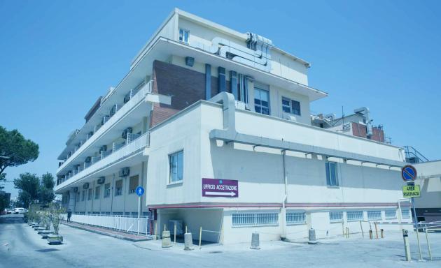 Napoli, morta ragazza di 22 anni accoltellata alla schiena - indagini a tappeto della Squadra Mobile e del Commissariato di Ponticelli