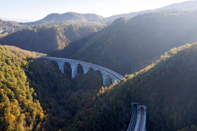 Autostrade per l'Italia, la mostra alla Triennale di Milano sulle infrastrutture autostradali come vie di accesso, connessione e accoglienza