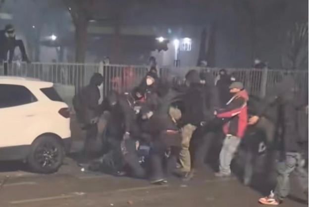Poliziotto picchiato a Torino, domiciliari per il 22enne Angelo Simionato, presunto "aggressore dell'agente" durante manifestazione Askatasuna