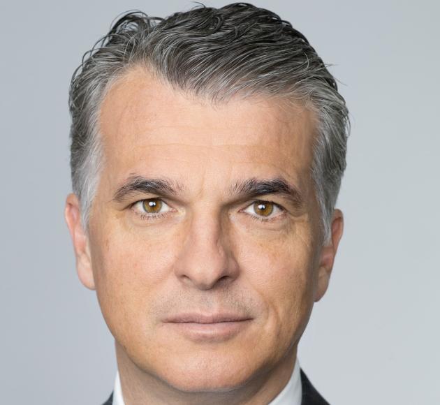 Ubs, chiude il Q4 2025 con utile netto a &euro;1,2 miliardi, annunciato buyback da &euro;3 miliardi; afflussi sotto le attese