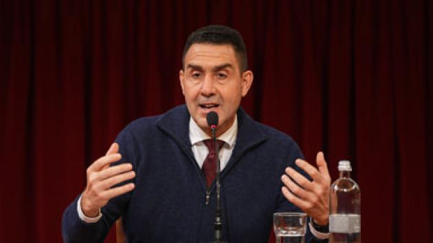 Vannacci evapora dalla Lega e partorisce se stesso: acido patriottico, divise immaginarie e l&rsquo;ennesima allucinazione chiamata destra