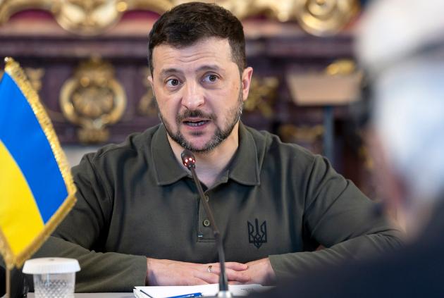 Il guitto Zelensky invoca goffamente la pace e intanto lavora per far continuare la guerra all'infinito 
