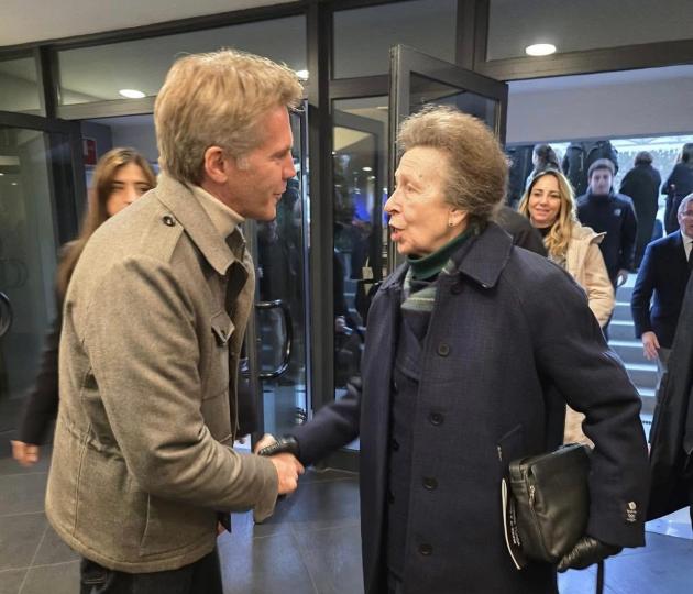 Emanuele Filiberto di Savoia stringe la mano ad Anna d'Inghilterra 