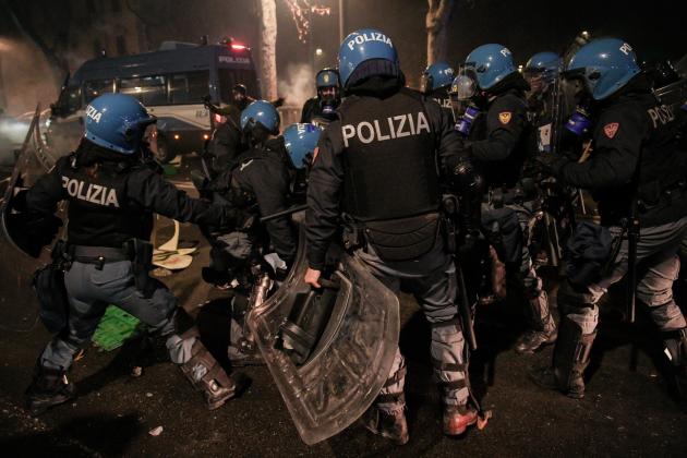 Scontri a Torino, la strategia della tensione agevolata: quando lo Stato accetta la violenza come strumento di pressione politica 
