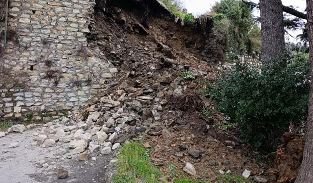 Camogli, crolla muragliene e isola i pazienti dell'istituto cardiovascolare, l'unica strada percorribile attraversa un bosco