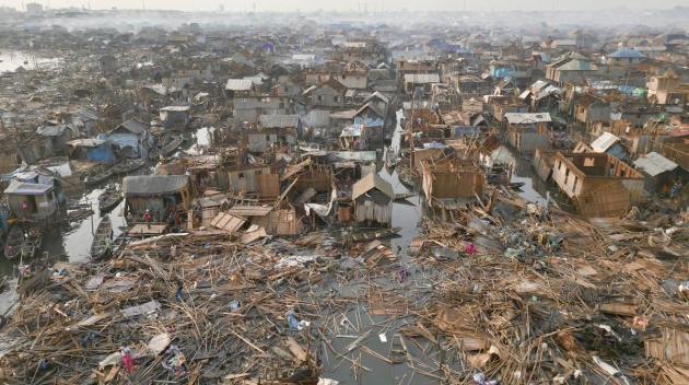 Makoko, Lagos, Nigeria: quando la "rigenerazione urbana" dei grattacieli di lusso cancella 80mila vite facendo pulizia etnica "dei poveri"