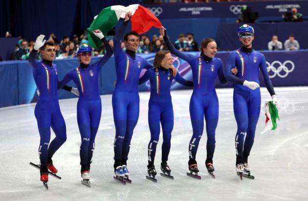 Olimpiadi Milano Cortina 2026, 2&deg; oro per l&rsquo;Italia: vittoria nella staffetta mista di short track con Confortola, Fontana, Nadalini e Sighel