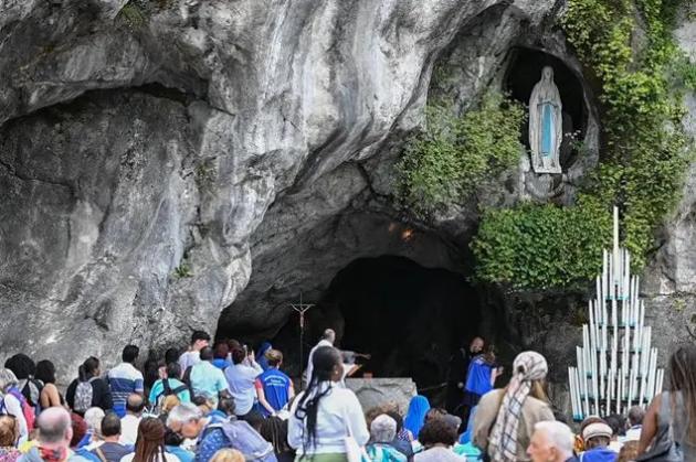 Come sempre l'11 febbraio ci ricorda uno dei pi&ugrave; grandi scandali per la societ&agrave; di oggi: Lourdes, dove ogni anno sei milioni di uomini e donne vanno a testimoniare che c'&egrave; Altro...