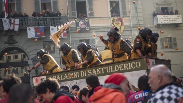 Carnevale di Ivrea, dopo la prima giornata della battaglia delle arance vengono segnalati 138 contusi e 17 in ospedale
