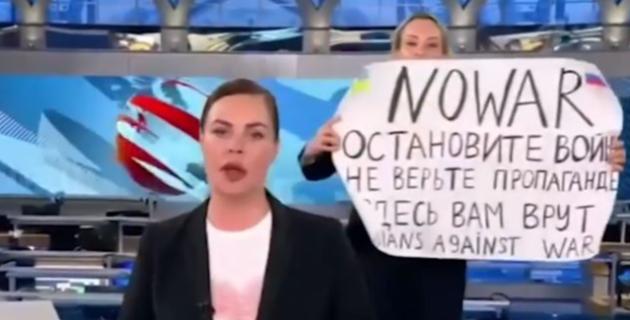 Chi &egrave; Marina Ovsyannikova, giornalista che ha fatto irruzione nel tg russo