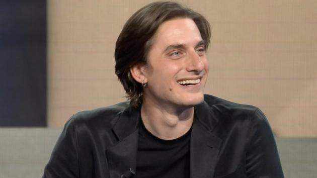 Chi è Luca Marinelli, protagonista di Diabolik: film, fidanzata, figli, altezza e Instagram 