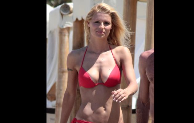 Michelle Hunziker e Angiolini: lui le bacia il lato B e...estate bollente-FOTO