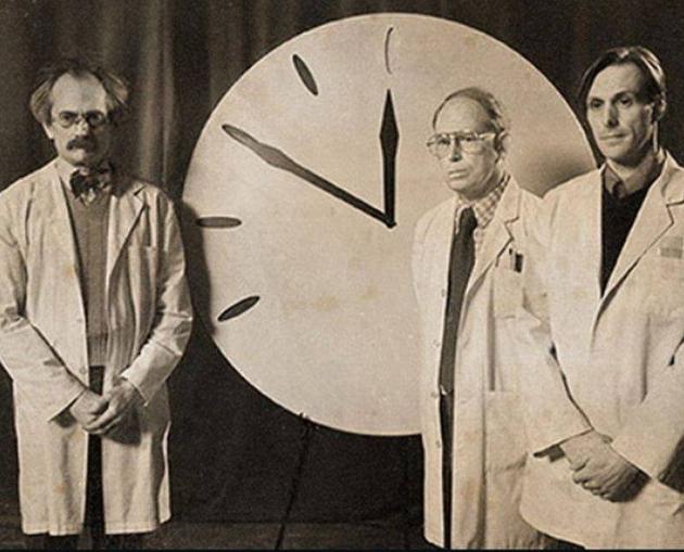 Orologio apocalisse 2022: cos'è e come funziona. L'Ucraina avvicina la fine del mondo