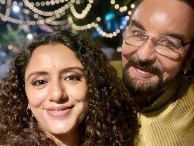 Parveen Dusanji, chi è la moglie di Kabir Bedi: è giovanissima