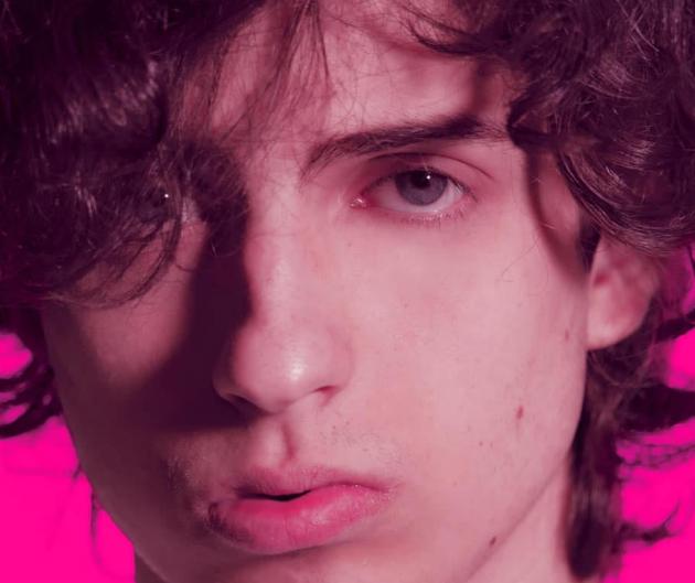 Chi è Sangiovanni: da Amici a Sanremo, capelli, fidanzata Giulia Stabile e canzoni