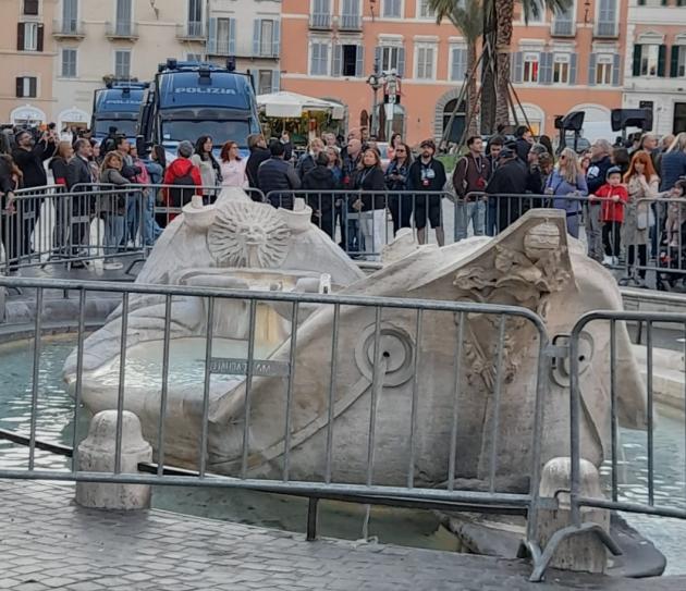 Roma, fontana della Barcaccia transennata per l'arrivo nella Capitale dei tifosi del Feyenoord