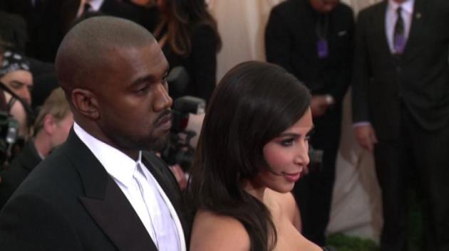 Kanye West: Kim Kardashian partecipa all'evento "Donda" in abito da sposa