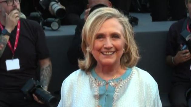 Hillary Clinton spalanca le porte di Palazzo Chigi alla Meloni: “Premier donna è buona cosa”