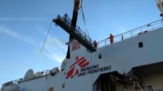 Migranti, Geo  Barents sbarca a Brindisi con 339 persone. Emiliano: "Serve sistema legale al posto degli scafisti"