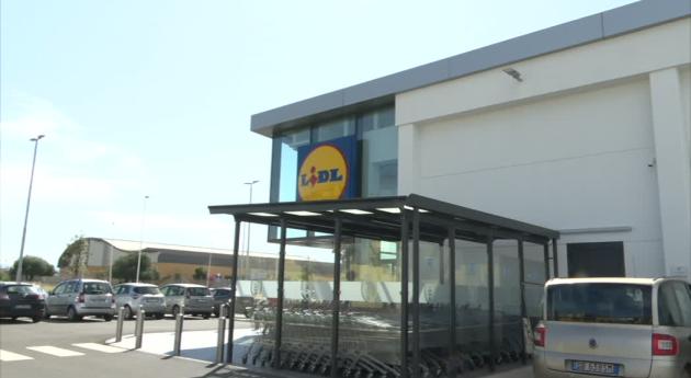 Seriate, donna di 39 anni accoltellata in una lite nel parcheggio di un supermercato, soccorsa dai clienti, ora è grave