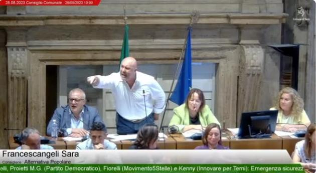 Terni, sindaco Bandecchi indagato per minacce dopo rissa in consiglio comunale, lui: "Rifarei tutto, ma più violento"