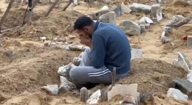 "Israele ha profanato e distrutto oltre 200 tombe di palestinesi a Gaza per trovare resti ultimo ostaggio", la denuncia delle Ong