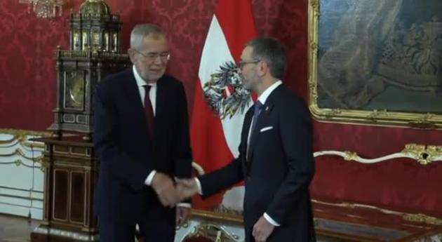 Austria, leader di estrema destra Herbert Kickl incaricato di formare nuovo governo, il presidente Van der Bellen: “Scelta difficile”