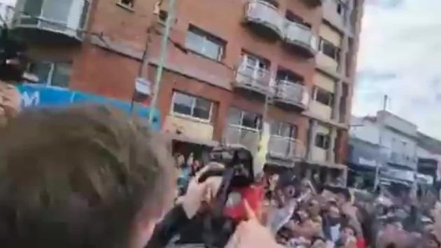 Elezioni Argentina 2023, il candidato Javier Milei al comizio con una motosega: "È ora di porre fine alla casta" - VIDEO