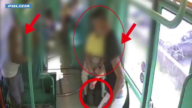 Milano banlieue, 55enne ipovedente picchiato e derubato da 2 marocchini di 29 e 42 anni: gli aggressori, già detenuti, accusati di rapina aggravata - VIDEO