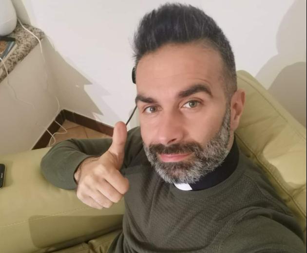Chi è Don Cosimo Schena: il sacerdote influencer su Facebook, Tik Tok e Spotify