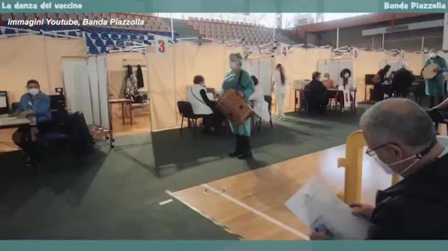 Covid, il VIDEO della "danza del vaccino", ridicola tammuriata in abruzzese che invita ad aderire alla campagna vaccinale contro il Coronavirus