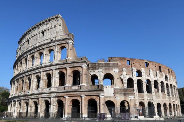 Sfregiò il Colosseo, il turista inglese chiede scusa, l’assurdità: “Non sapevo fosse un monumento antico”