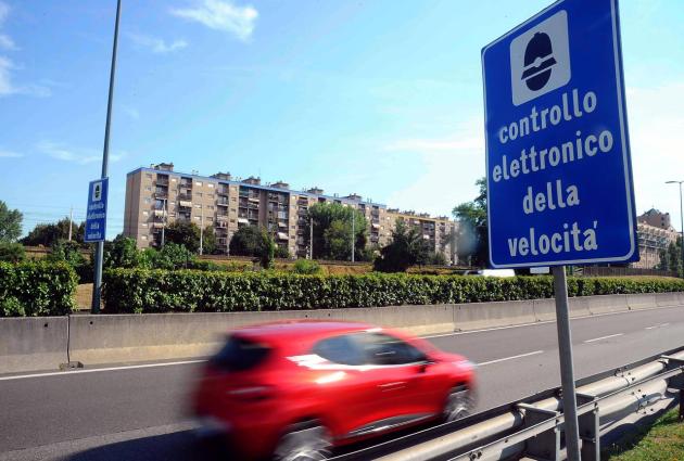 Autovelox, le multe arriveranno a casa senza foto, il garante: "Violano la privacy", Salvini: "Vietati sotto i 50 km/h"