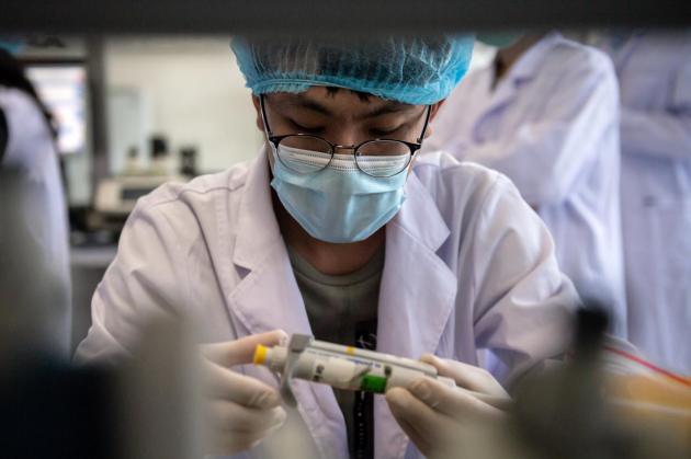 Cina, media: "Primo caso di Covid trasmesso localmente era vaccinato"