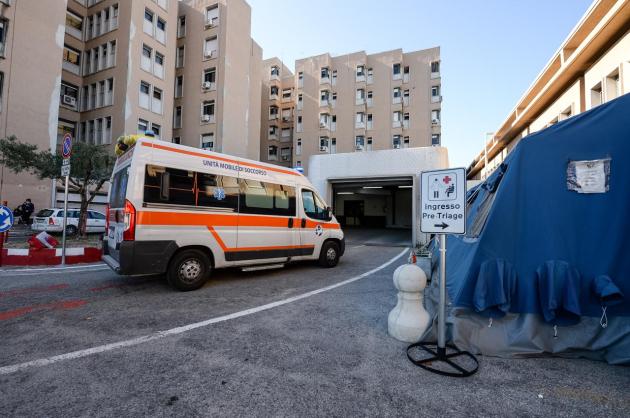 Covid Italia, Iss: "Da metà gennaio calo in sanitari e over 80, effetto vaccini"