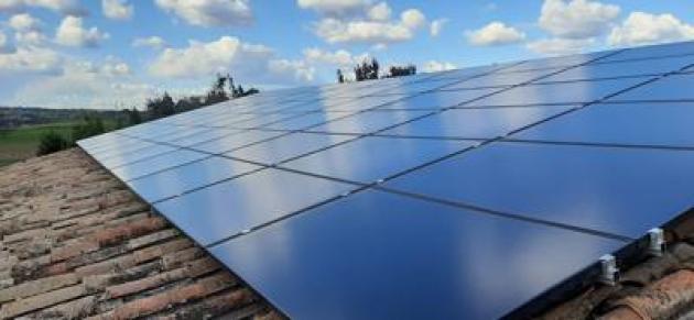 Pannelli fotovoltaici ad uso esclusivo sul tetto condominiale, il principio del pari uso delle parti comuni:  diritti, limiti e regole operative