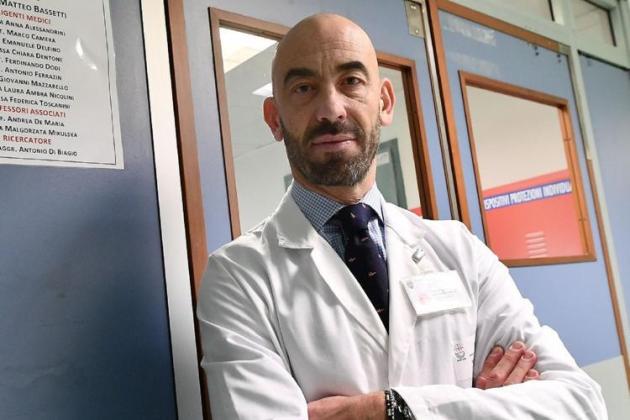 Mascherina al ristorante, Bassetti dice no: "Obbligo ridicolo e pericoloso"