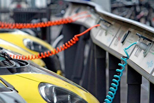 Dalle colonnine ai costi, l’automotive alla sfida della mobilità elettrica
