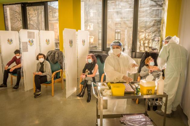 Terza dose vaccino, Bassetti: "Non sono sicuro che serva a 40enni"