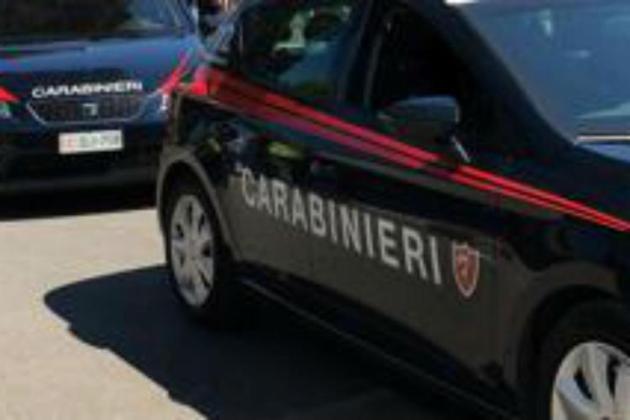 Prato, anziano spara alla moglie con fucile e poi si suicida