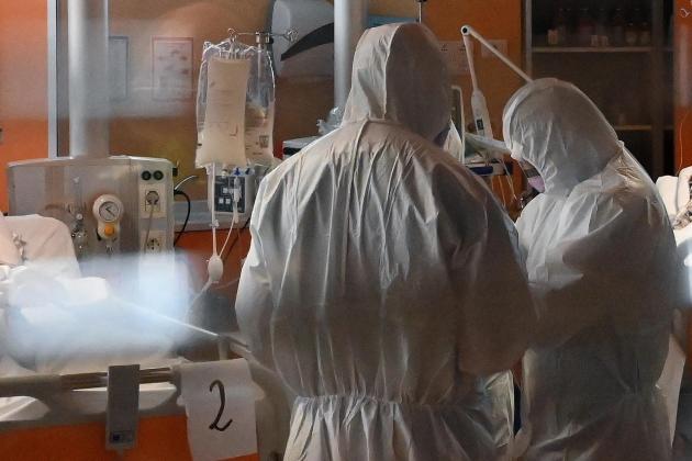 Covid Italia, terapie intensive oltre soglia critica