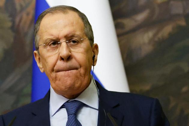 Massacro di Bucha, il ministro russo Lavrov: "Messa in scena Occidente". Zelensky: "I colloqui proseguano"