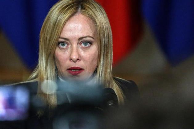 Caro carburante, Meloni: "Giù accise se prezzo sale". Oggi incontro governo-sindacati