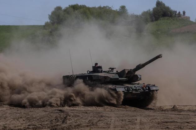 Ucraina, Germania conferma l'invio di 14 carri armati Leopard a Kiev: il via libera di Scholz