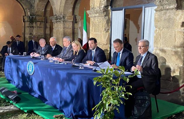 Migranti, sì a decreto flussi. Meloni: "Non converrà entrare illegalmente"