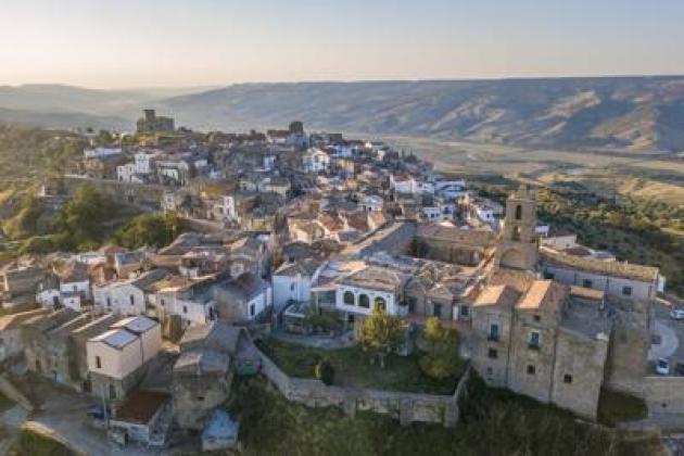Airbnb: "Affitti brevi fanno bene a piccoli borghi, spingono ricavi piccole imprese +23%"